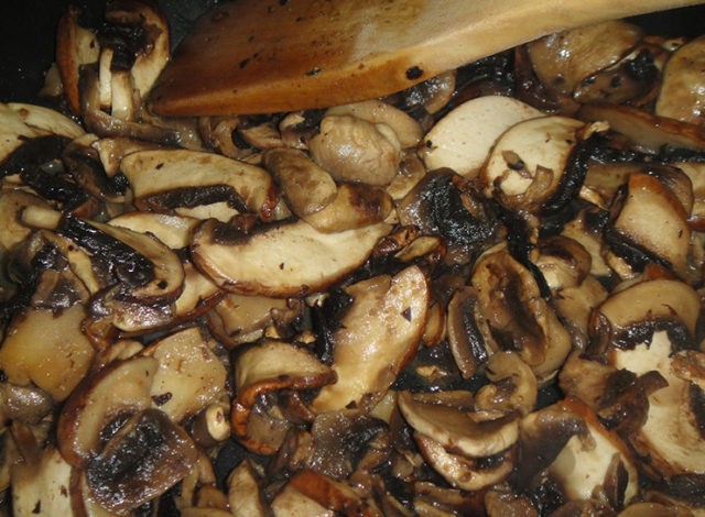 How to pickle milk mushrooms for the winter at home: delicious, quick and easy recipes