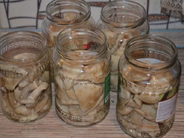 How to pickle milk mushrooms in a hot way: delicious pickling and canning recipes