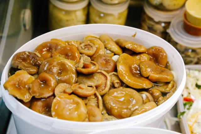 How to pickle mushrooms: delicious cooking recipes