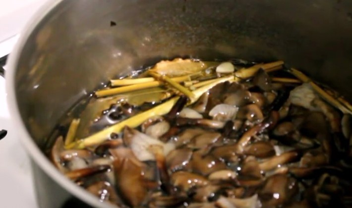 How to pickle mushrooms with garlic: cooking recipes