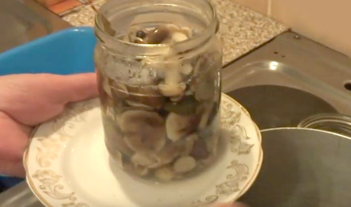 How to pickle mushrooms with garlic: cooking recipes