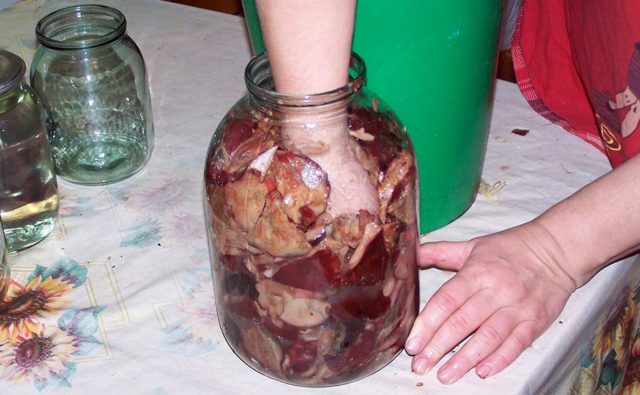 How to pickle volnushki for the winter in a cold way at home