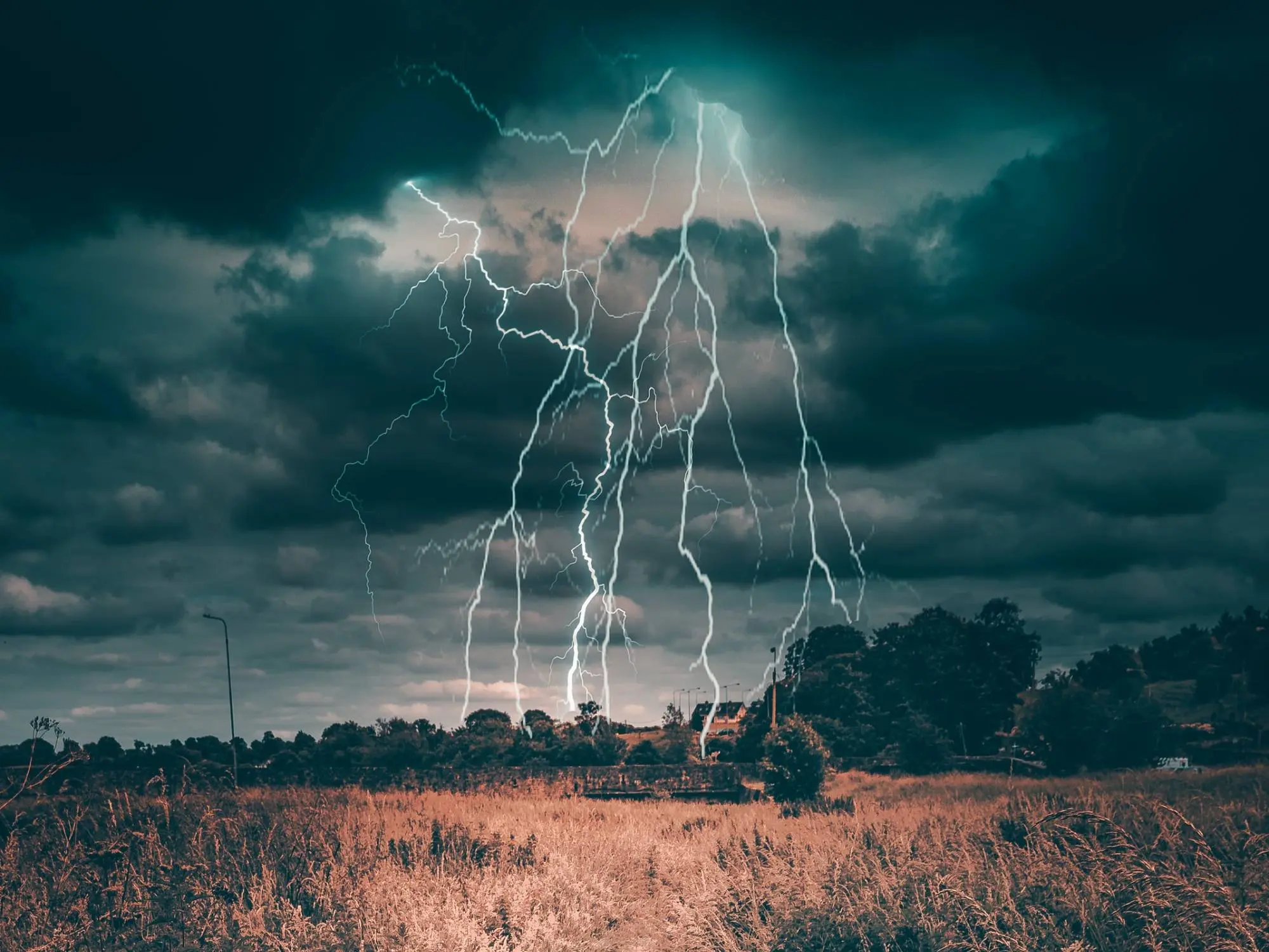 How to protect yourself from being struck by lightning? The 30/30 rule is the basis. Remember!