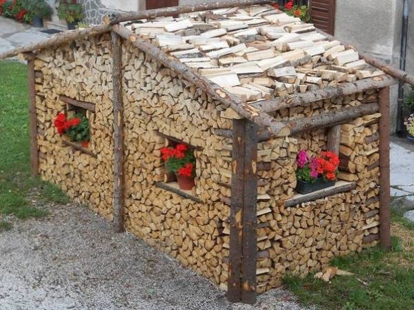 How to put firewood in a round woodpile