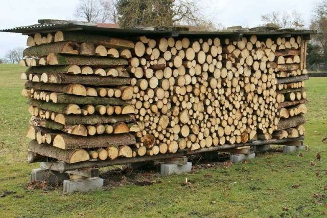 How to put firewood in a round woodpile