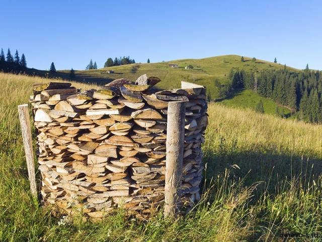 How to put firewood in a round woodpile