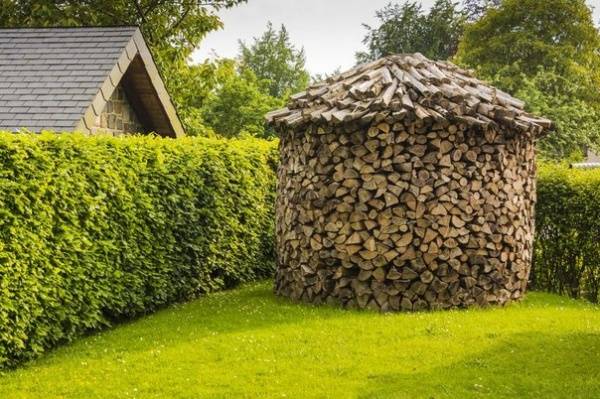 How to put firewood in a round woodpile