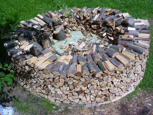 How to put firewood in a round woodpile