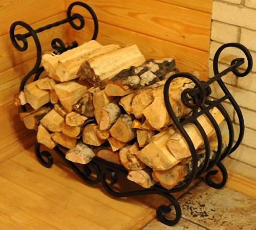 How to put firewood in a round woodpile