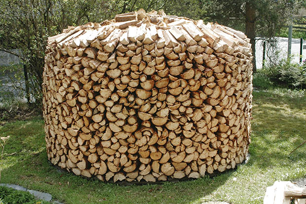 How to put firewood in a round woodpile