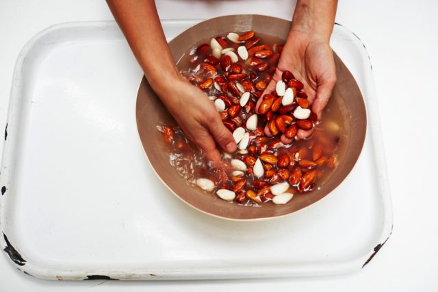 How to quickly peel and shell almonds