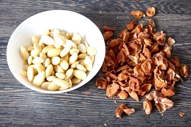 How to quickly peel and shell almonds