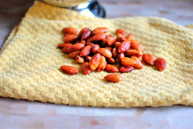 How to quickly peel and shell almonds