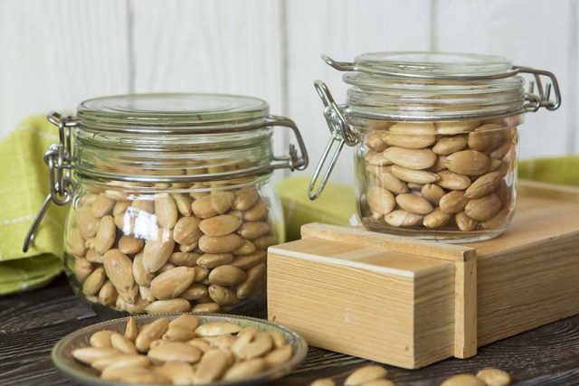 How to quickly peel and shell almonds