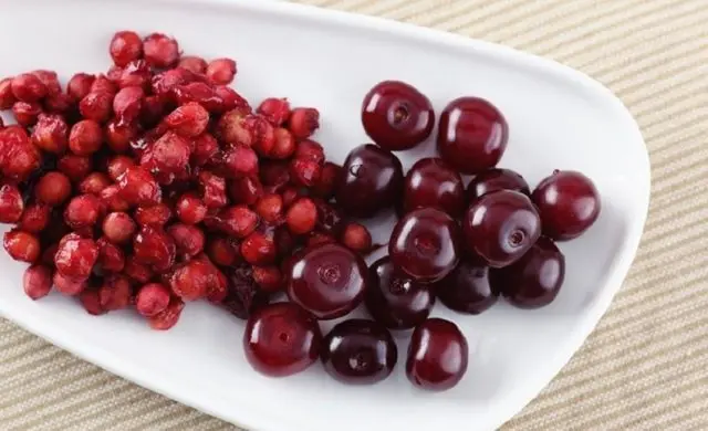 How to quickly peel pitted cherries: folk and special devices