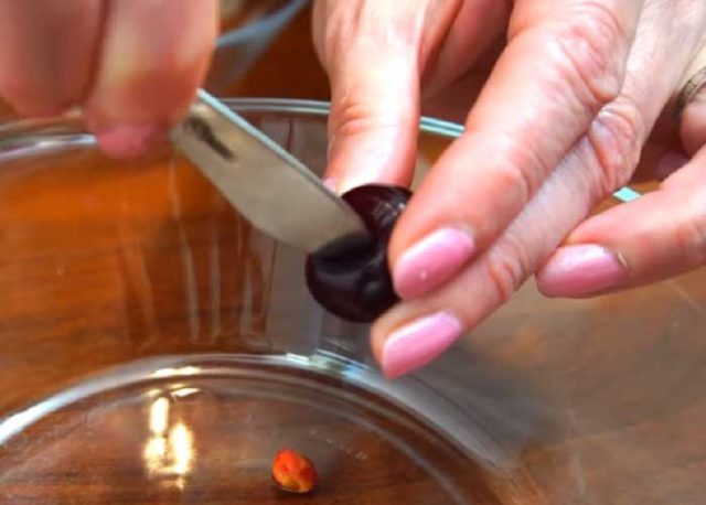 How to quickly peel pitted cherries: folk and special devices