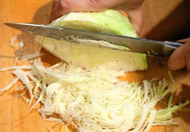 How to quickly pickle cabbage at home