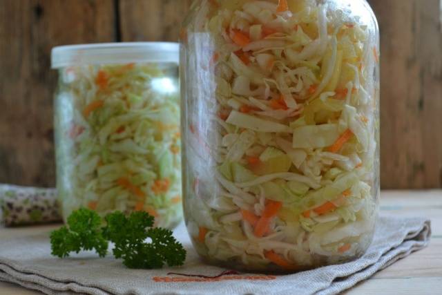 How to quickly pickle cabbage in a jar