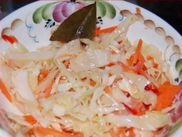 How to quickly pickle cabbage in a jar