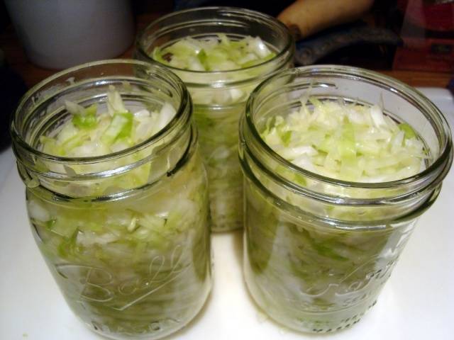 How to quickly pickle cabbage in a jar