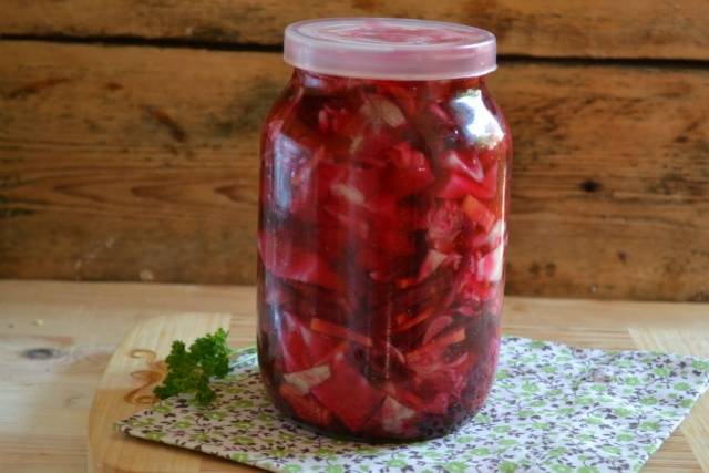 How to quickly pickle cabbage in a jar