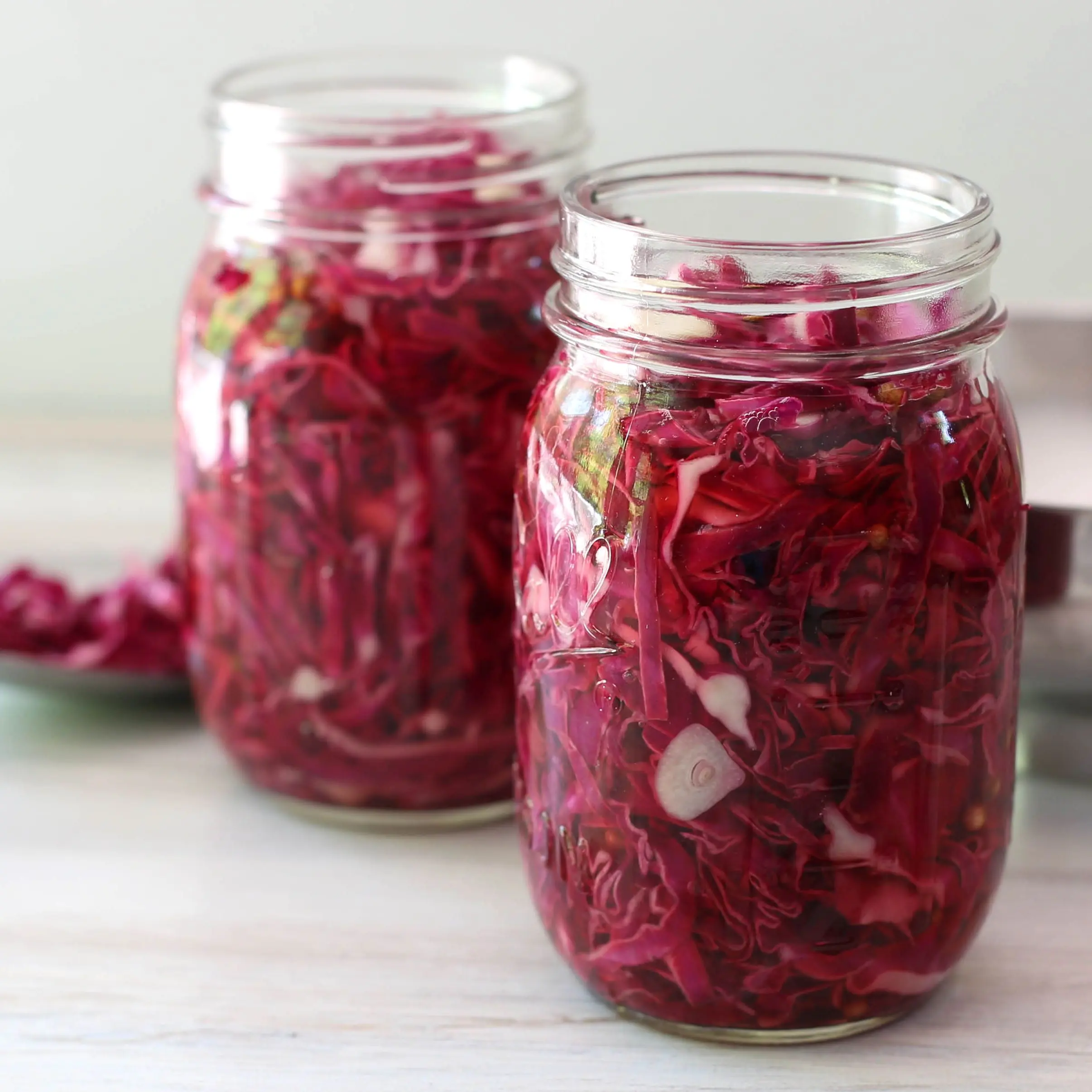 How to quickly pickle cabbage in a jar