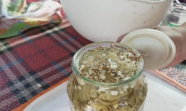 How to quickly pickle milk mushrooms at home: hot and cold recipes