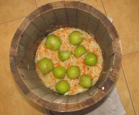 How to salt cabbage in a barrel for the winter