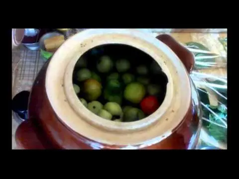 How to salt green tomatoes in a barrel