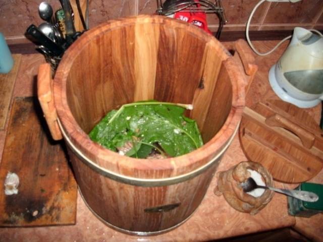 How to salt green tomatoes in a barrel