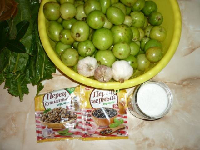 How to salt green tomatoes in a bucket