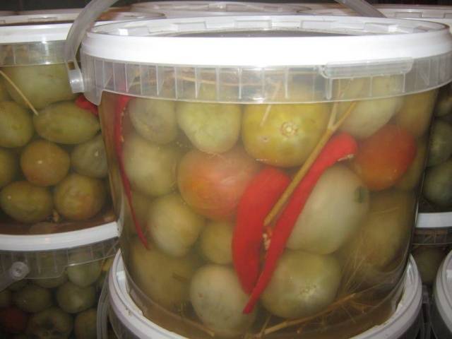 How to salt green tomatoes in a bucket