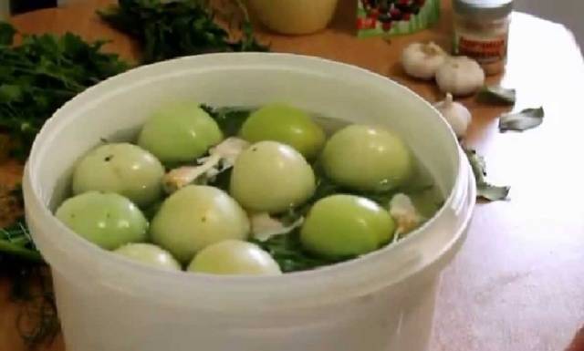 How to salt green tomatoes in a saucepan 