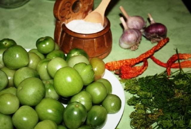 How to salt green tomatoes in a saucepan 