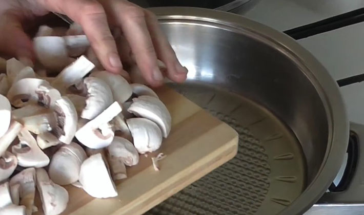 How to serve salted and pickled milk mushrooms to the table