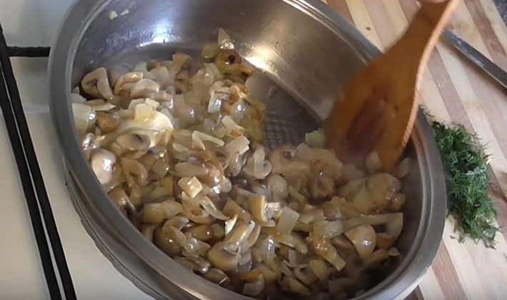 How to serve salted and pickled milk mushrooms to the table