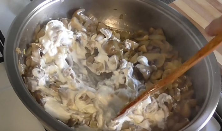 How to serve salted and pickled milk mushrooms to the table