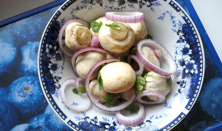 How to serve salted and pickled milk mushrooms to the table