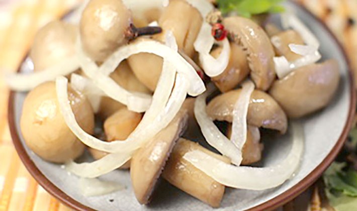 How to serve salted and pickled milk mushrooms to the table