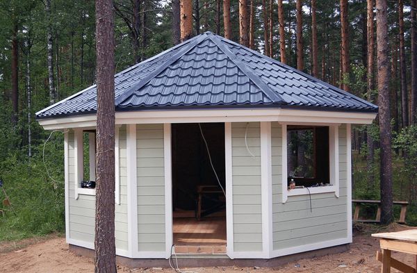 How to sheathe a gazebo inside and out: descriptions of materials (siding, lining, polycarbonate, blockhouse) and photos of finishing ideas