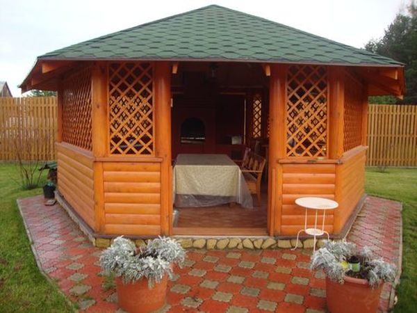 How to sheathe a gazebo inside and out: descriptions of materials (siding, lining, polycarbonate, blockhouse) and photos of finishing ideas