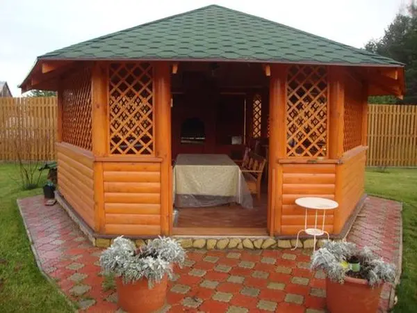 How to sheathe a gazebo inside and out: descriptions of materials (siding, lining, polycarbonate, blockhouse) and photos of finishing ideas