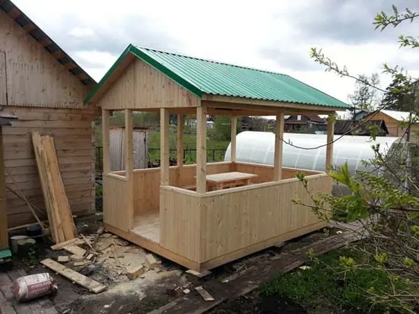 How to sheathe a gazebo inside and out: descriptions of materials (siding, lining, polycarbonate, blockhouse) and photos of finishing ideas