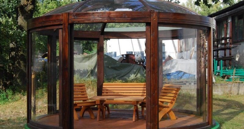 How to sheathe a gazebo inside and out: descriptions of materials (siding, lining, polycarbonate, blockhouse) and photos of finishing ideas