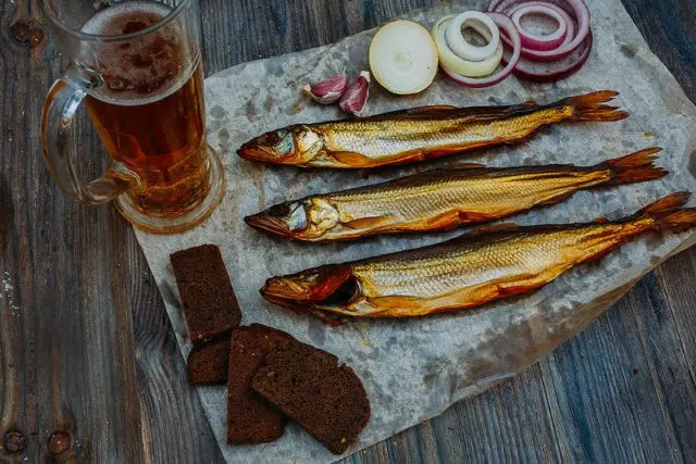 How to smoke hot, cold smoked smelt