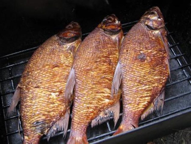 How to smoke hot-smoked crucian carp in a smokehouse, at home