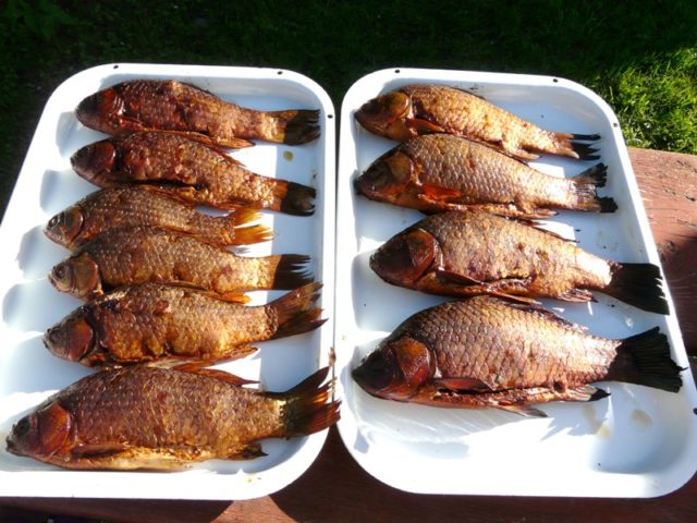 How to smoke hot-smoked crucian carp in a smokehouse, at home