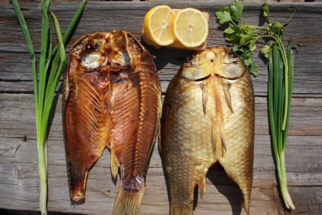 How to smoke hot-smoked crucian carp in a smokehouse, at home