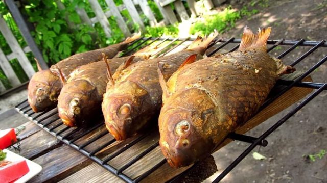 How to smoke hot-smoked crucian carp in a smokehouse, at home