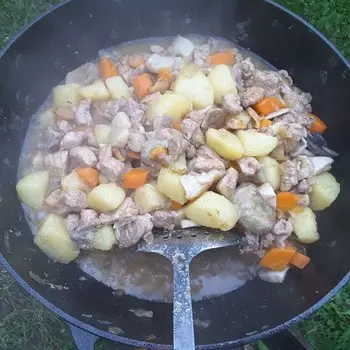 How to stew potatoes with mushrooms in a cauldron